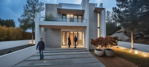 DISEÑO EXTERIOR DE CASA ESTILO MINIMALISTA, CON MUROS CON CANTERA GRIS, EN COMBINACION CON MUROS DE COLOR BLANCO Y GRIS,VENTANAS DE ALUMNIO CON CRSITAL, PLANO CINEMATOGRAFICO, CORRECCION DE ERRORES,tw