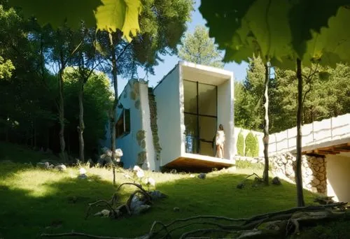 diseño exterior de una cabaña minimalista a base de un prisma rectangular, ubicada en un ambiente boscoso, con un muro de piedra y muros color blanco, con un ventanal panoramico con vista al rio, vege