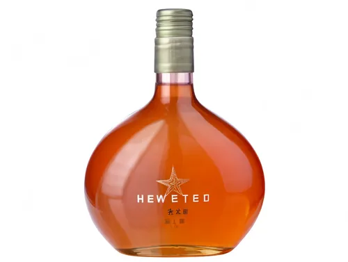 斜竖着，俯视角度，带有长长的倒影,rose wine,pink trumpet wine,dessert wine,mead,vineyard peach,bottle fiery,merlot wine,pink wine,distilled beverage,isolated bottle,agave nectar,a bottle of wine,blended whiskey,negron