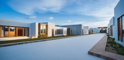 Leve movimiento arquitectónico con luz natural respetando la forma y texturas  
,white house with grass on the outside of it,modern architecture,modern house,roof landscape,vivienda,dunes house,fresna