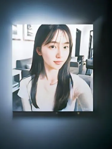 一位头发飘逸，穿着白色短袖的年轻女士,blur office background,sephie,xiaoling,miyoung,hbbtv,yangzi,moua,yunjin,reum,samcheok times editor,youqian,yoeun,mt seolark,eyoung,yuri,jtbc,padhye,spy visual,eun,rie