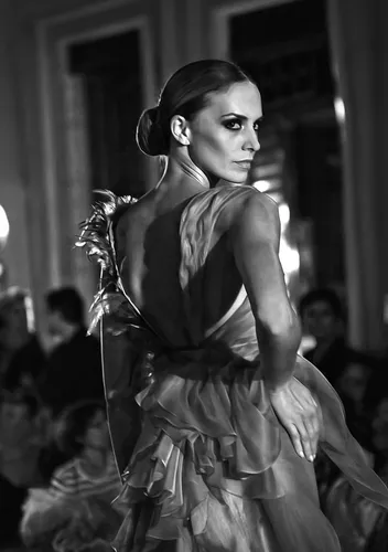 Extender y completar la imagen,fashion show,flamenco,runway,young model istanbul,evening dress,elegance,black swan,tulle,dress walk black,fashion design,showpiece,femininity,catwalk,haute couture,fabr