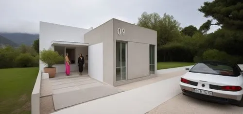 DISEÑO EXTERIOR DE UNA CASA ESTILO MINIMALISTA, CON COLORES BLANCO Y ROSA MEXICANO, CON CANCELES DE ALUMINIO BLANCO Y CRISTAL, NUMERO 09 CON ACERO INOXIDABLE MARCADO AL FRENTE DE LA FACHADA, PERSONAS,