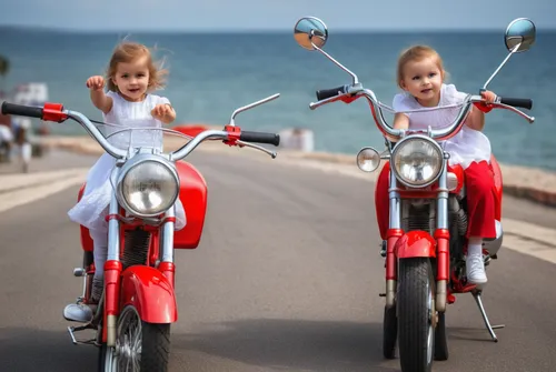 niñas de dos años con vestidos color blanco montadas en motos color roja,family motorcycle,motorcycle tours,motorcycles,motor-bike,motorcycle accessories,motorcycle racing,bike kids,grand prix motorcy