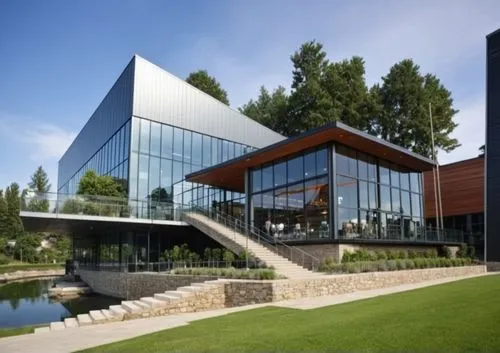 DISEÑO EXTERIOR DE UN RESTAURANT PARA UNA NAVE INDUSTRIAL, TERRAZAS PARA AREA DE COMENSALES YTERRAZAS CON MUROS DE PIEDRA ESCALONADOS, CON MUROS DE PIEDRA, PERSONAS EN LA ESCENA CAMINANDO,CESPED, VENT