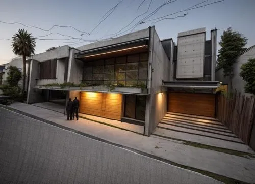 diseño exterior de una residencia estilo minimalista, con elementos de concreto, madera, cristal, rejilla de acero, vegetación, iluminación nocturna perfcetamente detallada, fotografia hiperrealista,t