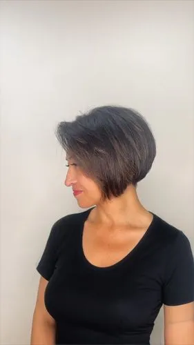 https://www.promeai.pro/design-ideas-ai-details/582243345319045-Borrar%20y%20Reemplazar-by-RAUL%20ROA,a woman wearing a black shirt and looking into the distance,pelo,shorthair,shoulder length,andreas