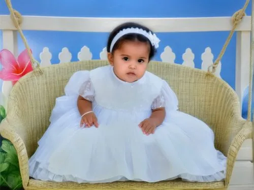 niña de 5 años con cinta en el cabello y vestido blanco sentada en un columpia,little princess,infant baptism,christening,first communion,chiavari chair,aubrietien,children's christmas photo shoot,bab