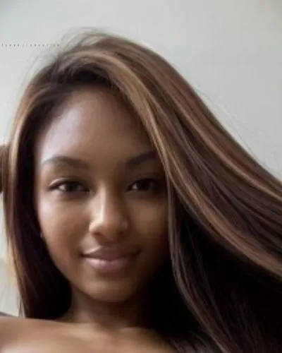 a very pretty woman with long dark brown hair,mayhle,tiarra,bonang,ylonen,monifa,dionne