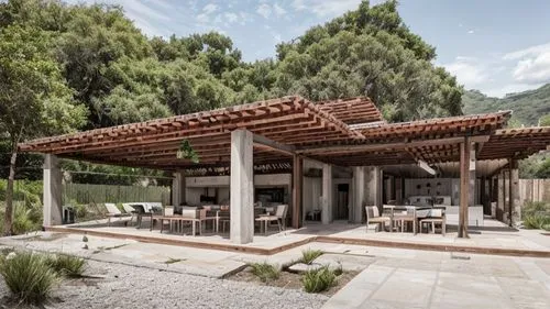 salón de fiestas a la izquierda y baños a la derecha, patio al frente 
, muros de piedra, techo de madera, pilares de ladrillo rojo, trabes de concreto blanco, muros verdes de fondo, paisaje campestre