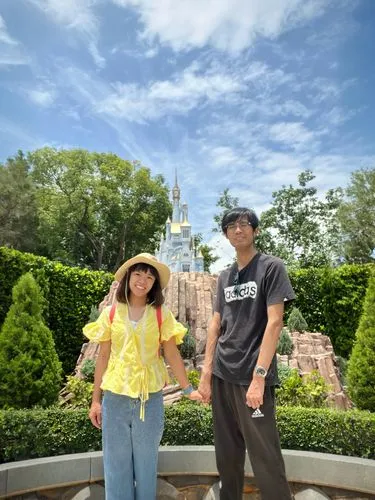 中午的迪士尼，我對情侶蹙公主城堡前拍照,tokyo disneyland,disney-land,disney land,magic kingdom,high tourists,park staff,disney,disney sea,disney world,tokyo disneysea,epcot,tourists,shanghai disney,disney castle,cinderel