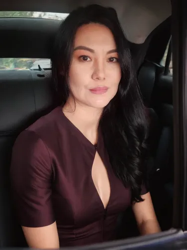 social,vietnamese,in car,maserati,woman in the car,kaew chao chom,phuquy,filipino,elegant,miss vietnam,asian woman,vietnamese woman,mulan,seatbelt,bjork,lira,chauffeur,girl in car,elle driver,chauffeur car