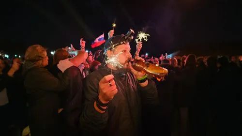 wassailing,beer crown,havdalah,wassail,kumbh,fire eater,muharram,ehrenfest,moharram,religious celebration,trumpet of jericho,lohri,perahera,satmar,revellers,klezmer,harav,joujouka,nye,celebrations