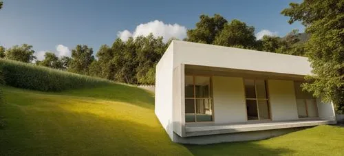 DISEÑO EXTERIOR DE UNA CASA ESTILO MINIMALISTA, CON ELMENTOS DE COLOR BLANCO, COLOR CONCRETO PULIDO, ELEMENTOS DE MADERA, TERRENO CON PENDIENTE CON CESPED, FOTOGRAFIA HIPERREALISTA, VEGETACIÓN, LUZ NA