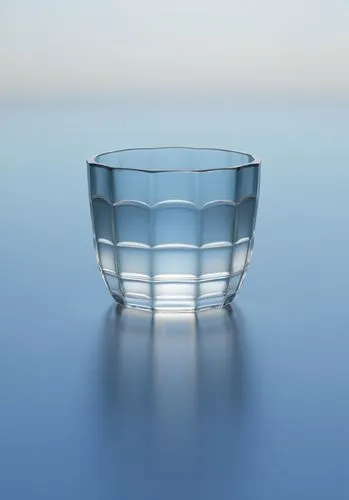 Verre moulé à facette avec transparence

,a blue glass cup that is sitting on top of water,water glass,a cup of water,glass cup,water cup,lensball,an empty glass,Photography,General,Realistic