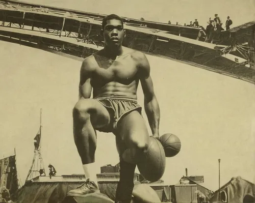 "Henry Faust who was a basketballer for the Buffalo Germans in 1903 was 5'11"" and weighed 11st 9lb (74kg). However, fast forward to 2016 and Kevin Durant, a member of the US Olympic team, weighs 16st