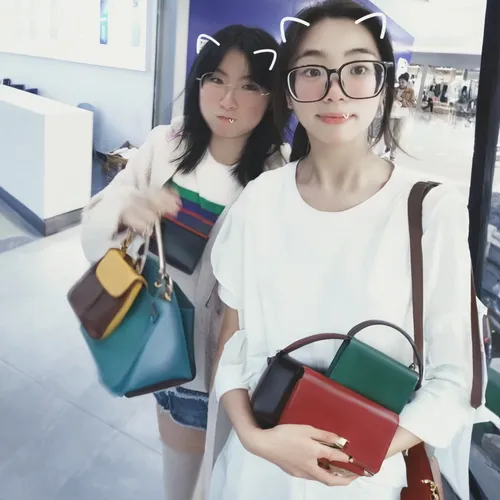 shoulder bag,shopping bags,handbags,handbag,purses,shopping bag,phuquy,airport,shopping mall,shopping icons,bags,hipsters,women fashion,partnerlook,shopping icon,two girls,luggage and bags,birkin bag,color glasses,duo