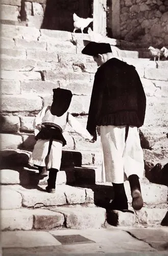 bağlama,prayer wheels,lhasa,ladakh,woman walking,child playing,pamir,man praying,potala,clogs,ait-ben-haddou,wailing wall,king abdullah i mosque,girl walking away,bricklayer,ephesus,taklamakan,ait ben haddou,woman praying,st catherine's monastery