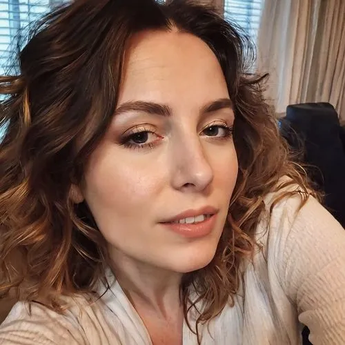 crankily,vlog,cassandra,noomi,put on makeup,giada,giadalla,lesli,anfisa,roni,shantel,erin,makeup,haselrieder,bellisario,beautiful face,applying make-up,vlogging,natural cosmetic,jawline,Photography,General,Realistic