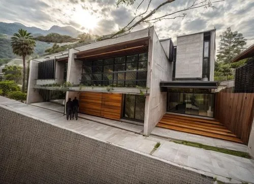 DISEÑO EXTERIOR DE UNA CASA RESIDENCIAL ESTILO MINIMALISTA, CON UN VENTANAL DE CRISTAL  EN EL AREA DE ACCESO PRINCIPAL, CANALES DE ACERO EN LA LOSA, ELMENTOS DE MADERA, MUROS COLOR BLANCO, COLORES NEU