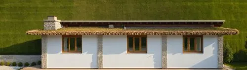 Casa campestre con fondo de césped largo y algunos árboles con cerramiento de madera y camino de piedra
,model house,villa balbiano,palladio,palladian,dovecotes,villa,dovecote,miniature house,passivha