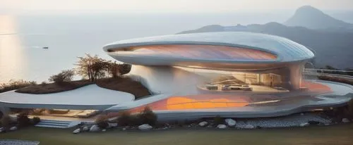 DISEÑO EXTERIOR DE UNA RESIDENCIA ESTILO FUTURISTA CON FORMA ESPACAIL ORGANICA, CON UN AMPLIO VENTANAL DE CRISTAL AL FRENTA, CON VISTA AL MAS, RODEADA DE VEGETACIÓN EXUBERANTE, CORRECION DE ERRORES, P