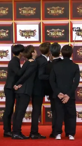 boys standing on red carpet,dinosaur line,synchronize,conga,the fan's background,huddle,kungfu,trample,side cap,award background,great wall wingle,cube background,tee-pee,cooperate,daddy longlegs,trou