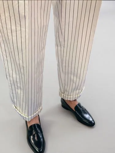 靴を白にする,pinstripe,pinstripes,pinstriped,central stripe,trousers,pantalone,pantaloons,slacks,dress shoes,loafers,trouser buttons,sprezzatura,man's fashion,santoni,straw shoes,footman,pants,pantaloon,tie