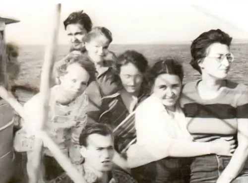 kibbutzniks,braceros,familysearch,tahitians,paraguayans,famosos,pescadores,beachcombers,nauruans,visayans,cypriots,montagnards,group of people,palmach,tuvaluans,uruguayans,yugoslavians,manzanar,rowing team,irgun