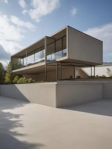 una casa, con ventanas en el patio interior que aparece al frente del boceto, ventanas en la parte posterior del boceto, sin ventanas a los lados porque hay colindancias. Los planos o muros laterales 