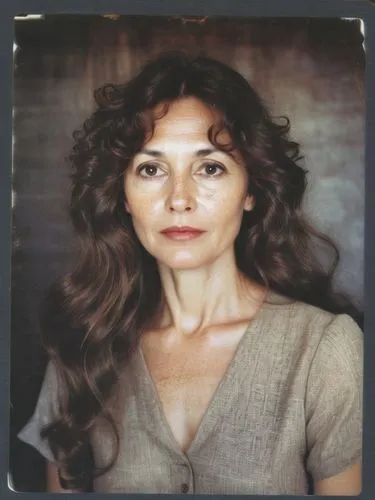 a woman with long, wavy brown hair,a woman wearing a brown shirt with long hair and brown eyes,sarandon,feldshuh,lovinescu,ardant,rampling,huppert,Photography,Documentary Photography,Documentary Photo