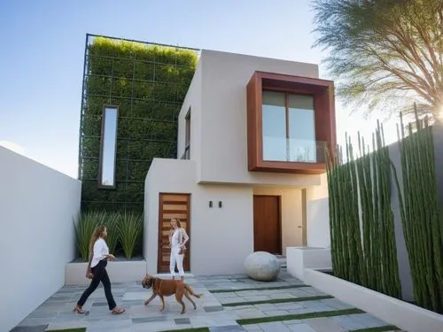 CASA ESTILO MINIMALISTA UBICADA, COMBINANDO LOS COLORES VIBRNTES DE LA ARQUITECTURA MEXICANA Y LA PIEDRA DE RECINTO,  EN UN FRACCIONAMIENTO CON VEGETACIÓN EXUBERANTE, PERSONAS,ARBOLES, PALMERAS, CORRE