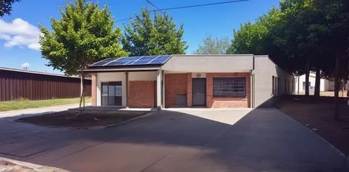 mantener los materiales de la imagen y la tienda de adelante y el panel solar que la luz del sol este encima de la casa I SOBRE PONER LA CASA EN LA IMAGEN DE REFERENCIA
,eichler,prefabricated building