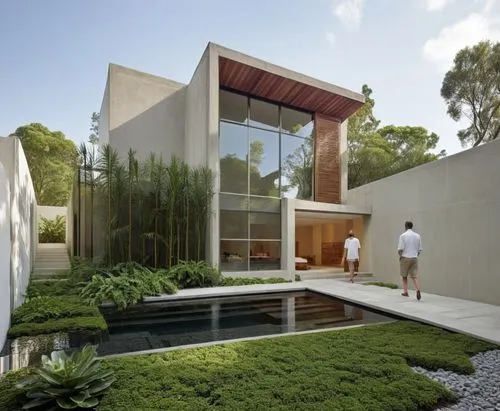 DISEÑO EXTERIOR DE UNA CASA ESTILO MINIMLAISTA, CON EL USO DE COLOR NEGRO Y GAMA DE COLORES NEUTROS, MADERA, VENTANAL AMPLIO DE CRISTAL A DOBLE ALTURA, PAERSONAS, CORRECCION DE ERRORES, PROPORCIÓN, EX