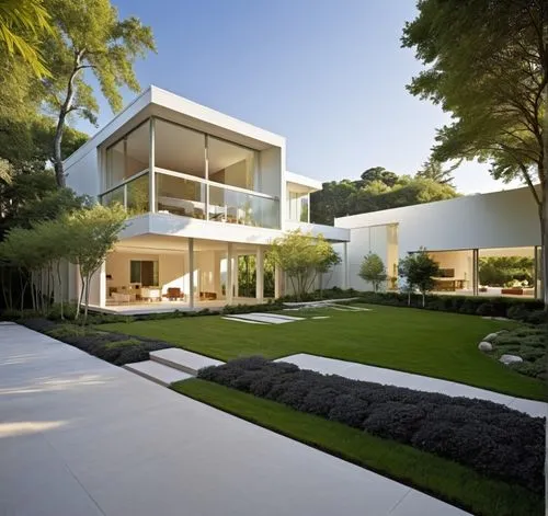 DISEÑO ESTERIOR DEL ACCESO A UNA RESIDENCIA, CON UN PORTON METALICO EN INMITACIÓN MADERA, CON PLANTAS DE FORMIO EN EL ACCESO, ARBOLES Y VEGETACIÓN EXUBERANTE,a modern residence in the hillside section