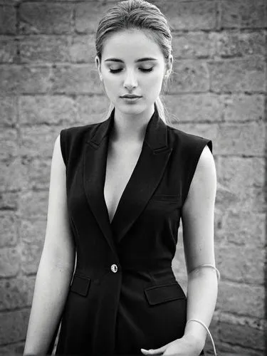 Pour her sweet open eyes,a woman in black is holding a white piece of paper,shailene,aislinn,lapsley,valorie,dianna,saoirse,Photography,Black and white photography,Black and White Photography 01