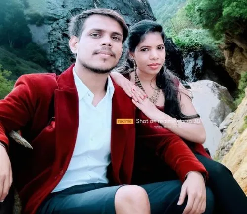 man and woman sitting close together on a rock,sertanejo,lindos,tamasha,videoclip,aterciopelados,charanga