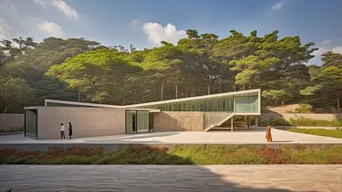 casa moderna com parede de pedra e tons terrosos, com grama e árvores no plano de fundo,dunes house,modern house,house in the forest,modern architecture,archidaily,cubic house,timber house,cube house,