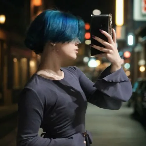 Заменить фон на красивый,a woman with blue hair taking a picture of herself,blue hair,woman holding a smartphone,karou,jenji,zemfira,elastica