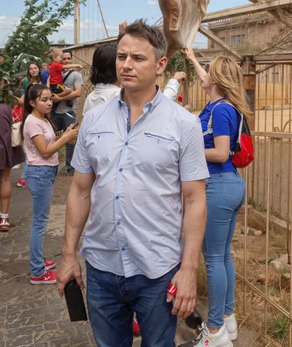 a man is holding up a giraffe in his hand,volodin,fitton,palikot,noszaly,voyevodin,otegi,governador,ruffalo,menounos,hasankeyf,mihaljevic,astakhov,gjirokaster,tatev,vorbarra,saltzman,shkoder,animal ki