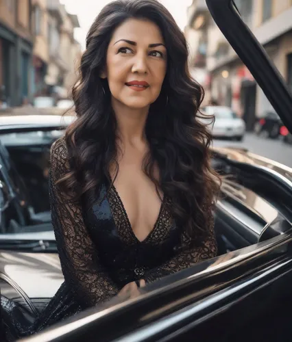 Mulher de cabelos longos negros ondulados,  olhos negros,  dirigindo um  carro 
,vietnamese,vietnamese woman,azerbaijan azn,car model,asian woman,woman in the car,vintage asian,maserati,chetna sabharw