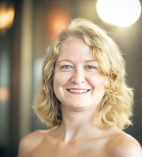 a woman wearing short hair and a dress smiling at the camera,drosselmeier,valentijn,schippers,saartjie,marijke,joosten