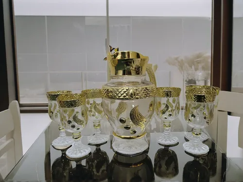 a bottle of champagne,bahraini gold,gold chalice,champagne glasses,champagen flutes,champagne cup,champagne bottle,bottle of champagne,trophy,champagne flute,trophies,champagne glass,gold crown,champa