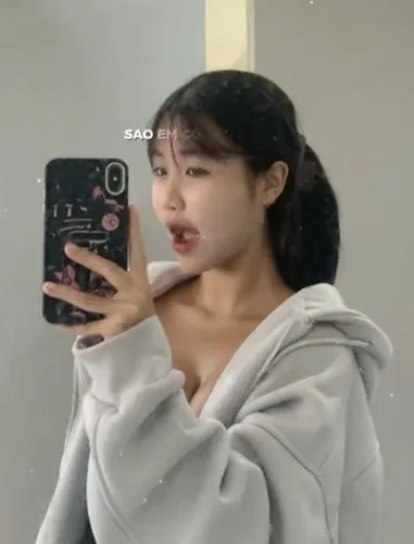 lq,wudunn,tiktok icon,hyuna,padhye,bathrobe