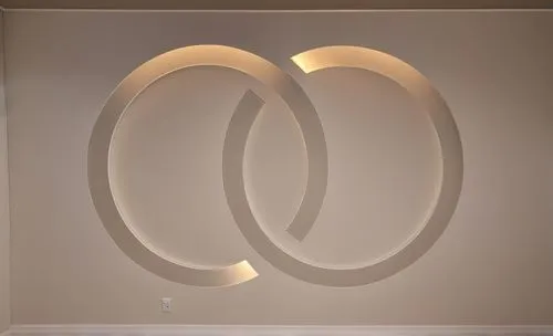 
Gypsum decoration in the ceiling of a room with hidden LED lighting,two white rings are shown in the corner,airbnb logo,wall lamp,foscarini,wall light,semi circle arch,penannular,Photography,General,