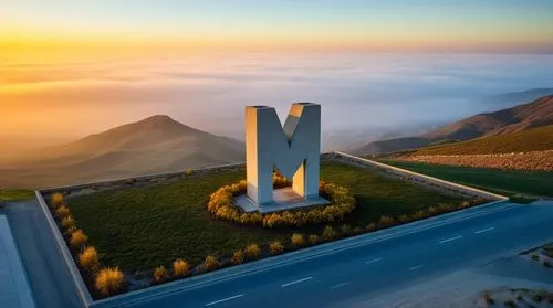 Una escena exterior ambientada en Tarija, que presenta una escultura de concreto en forma de la letra "M". Es un día soleado con cielos despejados y brillantes, lo que resalta el diseño brutalista. La