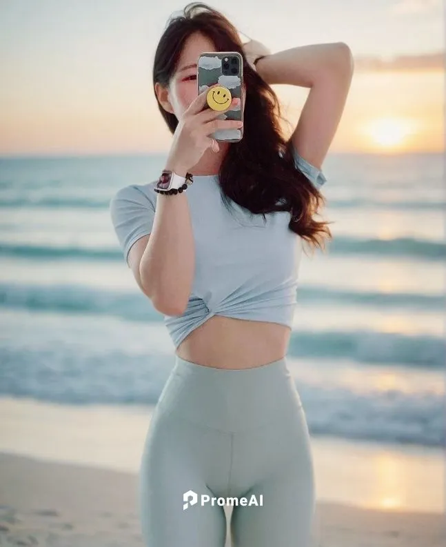 바닷가,solar,yoga pant,thick,binoculars,hips,fit,sweatpant,see-through clothing,beach background,miami,gap,swimsuit bottom,see thru,active pants,plus-size model,camera,leggings,sexy woman,see through,swe