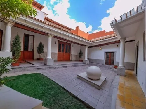 DISEÑO DE UNA CASA ESTILO MEXICANO MODERNO, CON UN CLAUSTRO CONFORMADO POR UNA TERRAZA  A BASE DE VIGAS DE MADERA, TEJA, COLUMNAS REDONDAS, EN EL CENTRO UN ESPEJO DE AGUA, CON EL ESTILO DE LA ARQUITEC