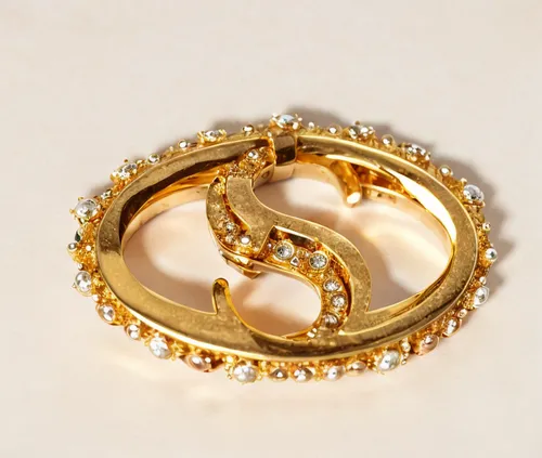 黄金色，俯视图，白色背景,golden ring,ring with ornament,gold rings,circular ring,fire ring,ring jewelry,gold foil crown,nuerburg ring,gold jewelry,gold bracelet,gold crown,diadem,wedding ring,ring,diamond ring,br