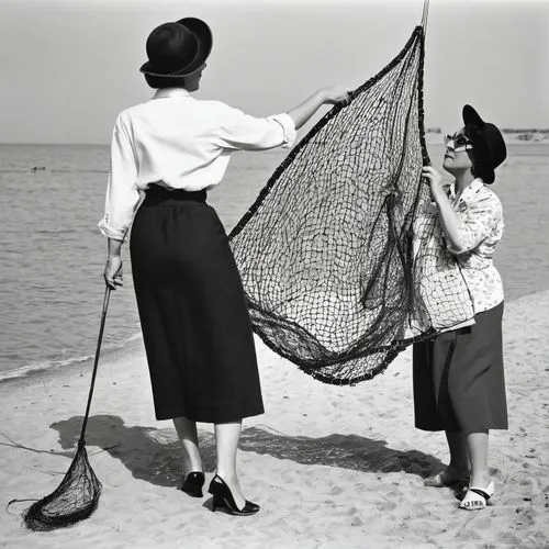 fishing net,fishing nets,netting,gillnets,beachcombers,tricot,fishing classes,anglers,fisherfolk,pescadores,driftnets,pescatore,bird protection net,the beach fixing,vintage 1950s,1940 women,lartigue,mar menor,doisneau,minutewomen,Illustration,Retro,Retro 04